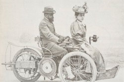 Léon Auguste Antoine Bollée et une jeune femme à bord d’une Bollée Voiturette typique, vers 1896. Max de Nansouty, Chemins de fer – Automobiles (Merveilles de la Science, 5) (Paris : Ancienne Librairie Furne, 1913), 43.