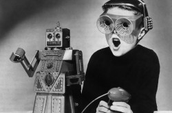 Robert le robot, un robot jouet commercialisé par une firme américaine, Ideal Toy Corporation, lieu inconnu, 1954. L’identité du jeune garçon est également inconnue. Anon, « Un jouet américain pour les petits Russes. » Le Soleil, 1er mai 1959, 7.